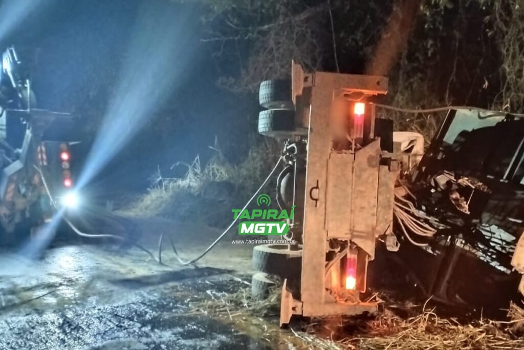 Duas Pessoas Ficam Feridas Ap S Caminh O Tombar Na Mg Em Luz