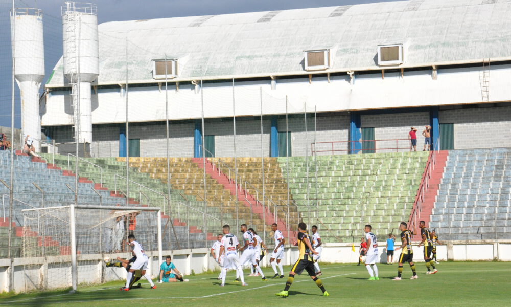 Atacante do Serranense perde gol incrível