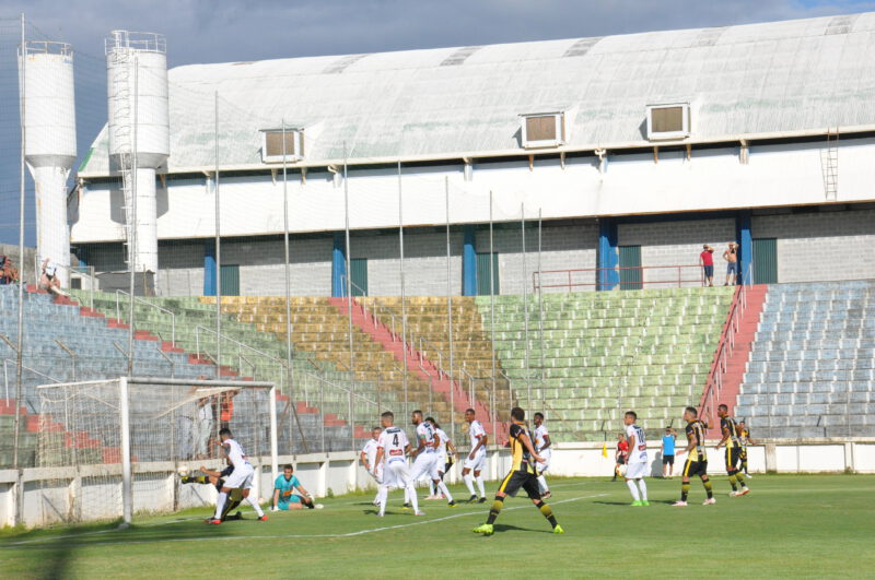 Atacante do Serranense perde gol incrível