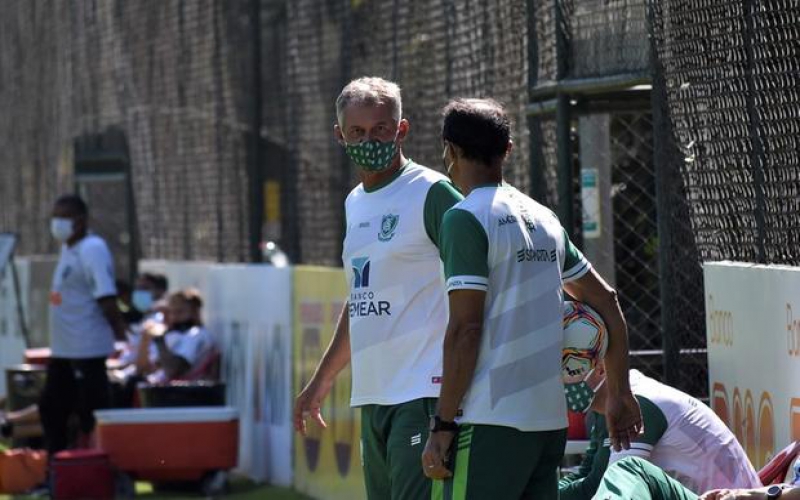 América: Lisca lamenta derrota e lesão de Tardelli, mas aprova jogo treino