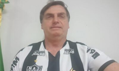 Bolsonaro posta foto com camisa do Galo, mas se recusa a usar a do Corinthians