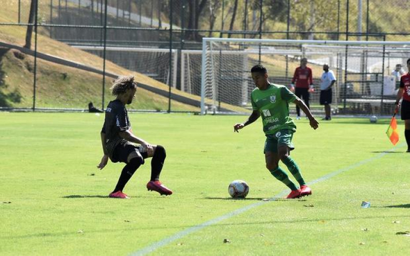 Dos 37 jogadores do América, 30 participaram do jogo treino