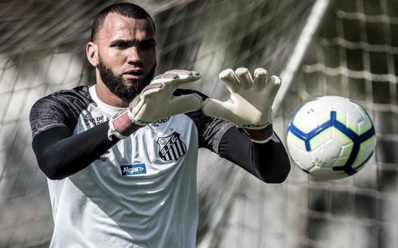 Galo monitora situação para ter goleiro Everson, que pede rescisão com o Santos