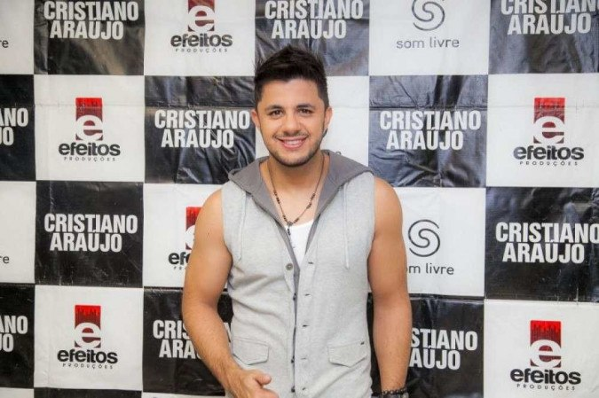 Cantor sertanejo Cristiano Araújo morre em acidente de carro em Goiás