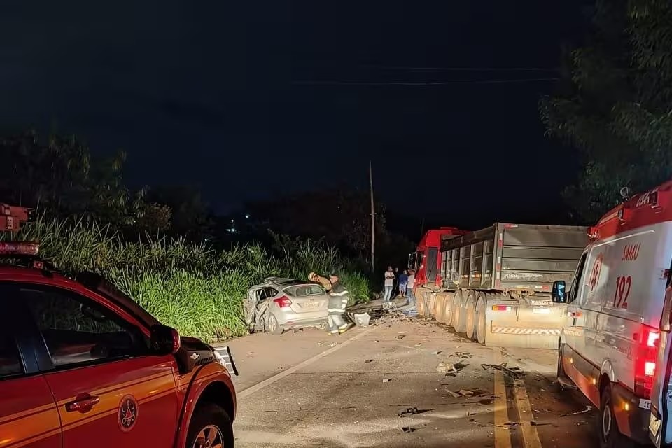 Motorista de ônibus escolar bate em carreta e fica gravemente