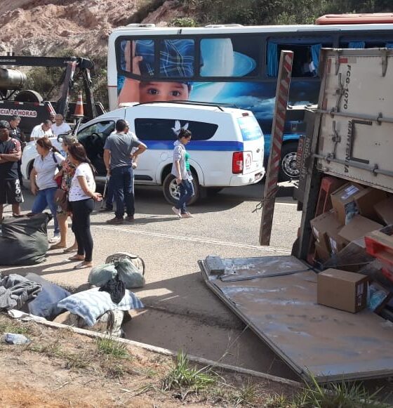 br-381-e-liberada-10-horas-apos-acidente-entre-carreta-e-onibus-em-mg