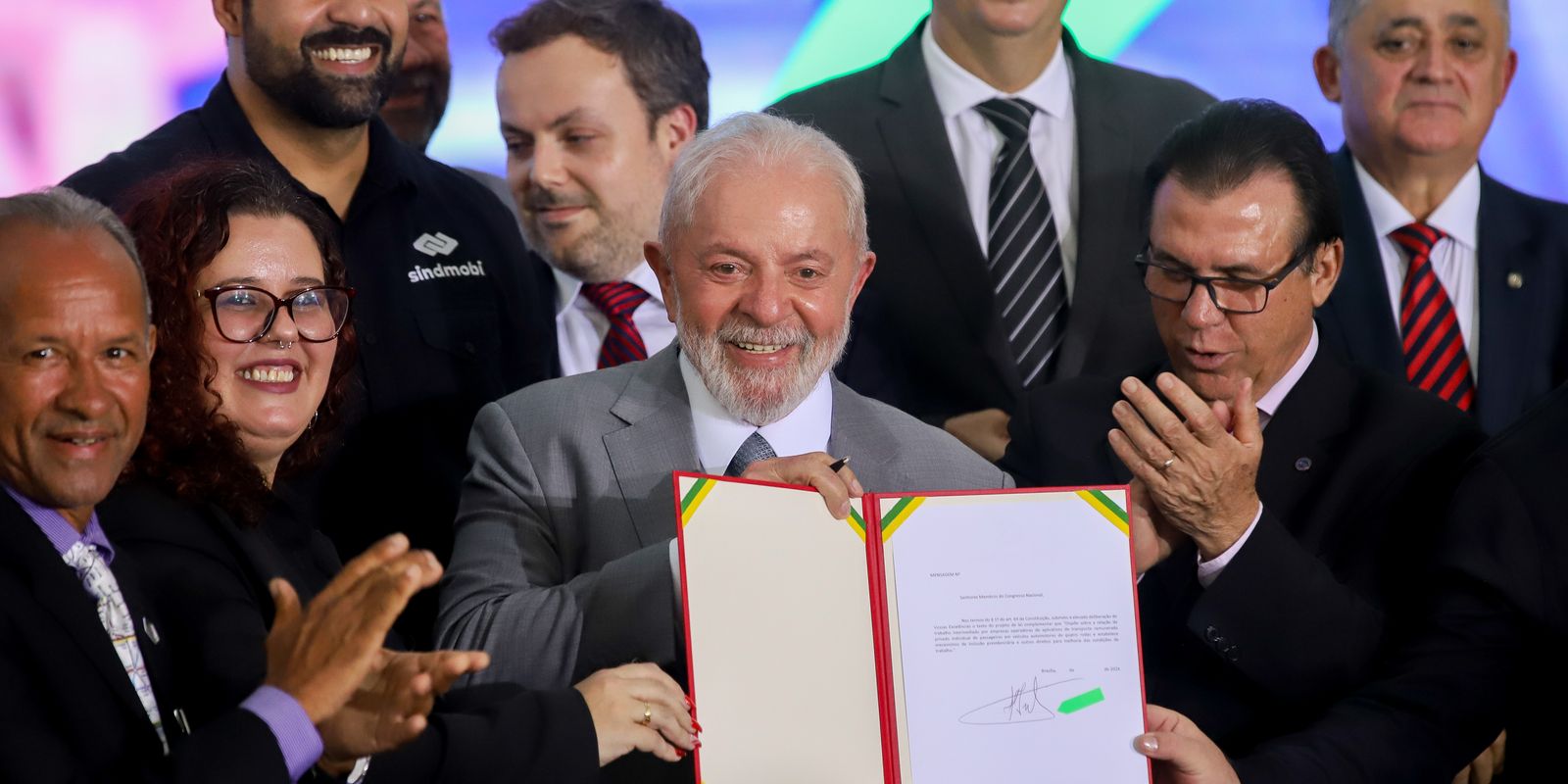 lula-assina-projeto-que-regula-atividade-de-motoristas-de-aplicativo