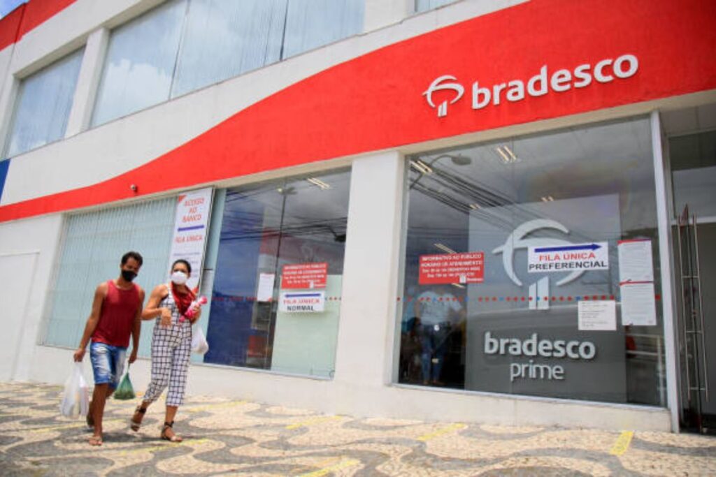 agencia-do-bradesco-fechada-pega-todos-de-surpresa