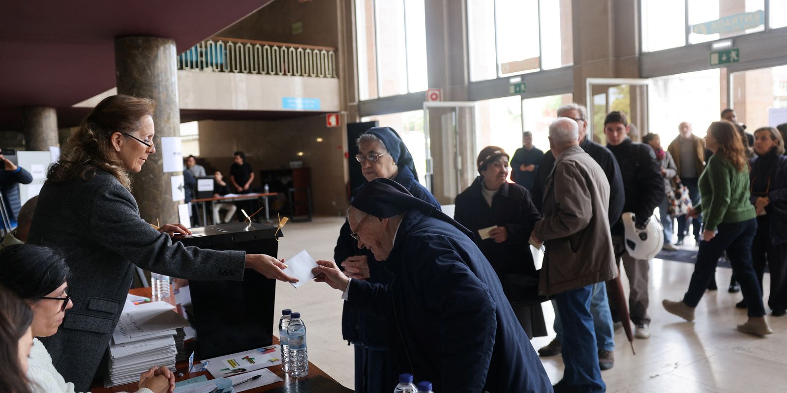 portugueses-vao-as-urnas-para-escolher-230-deputados-neste-domingo