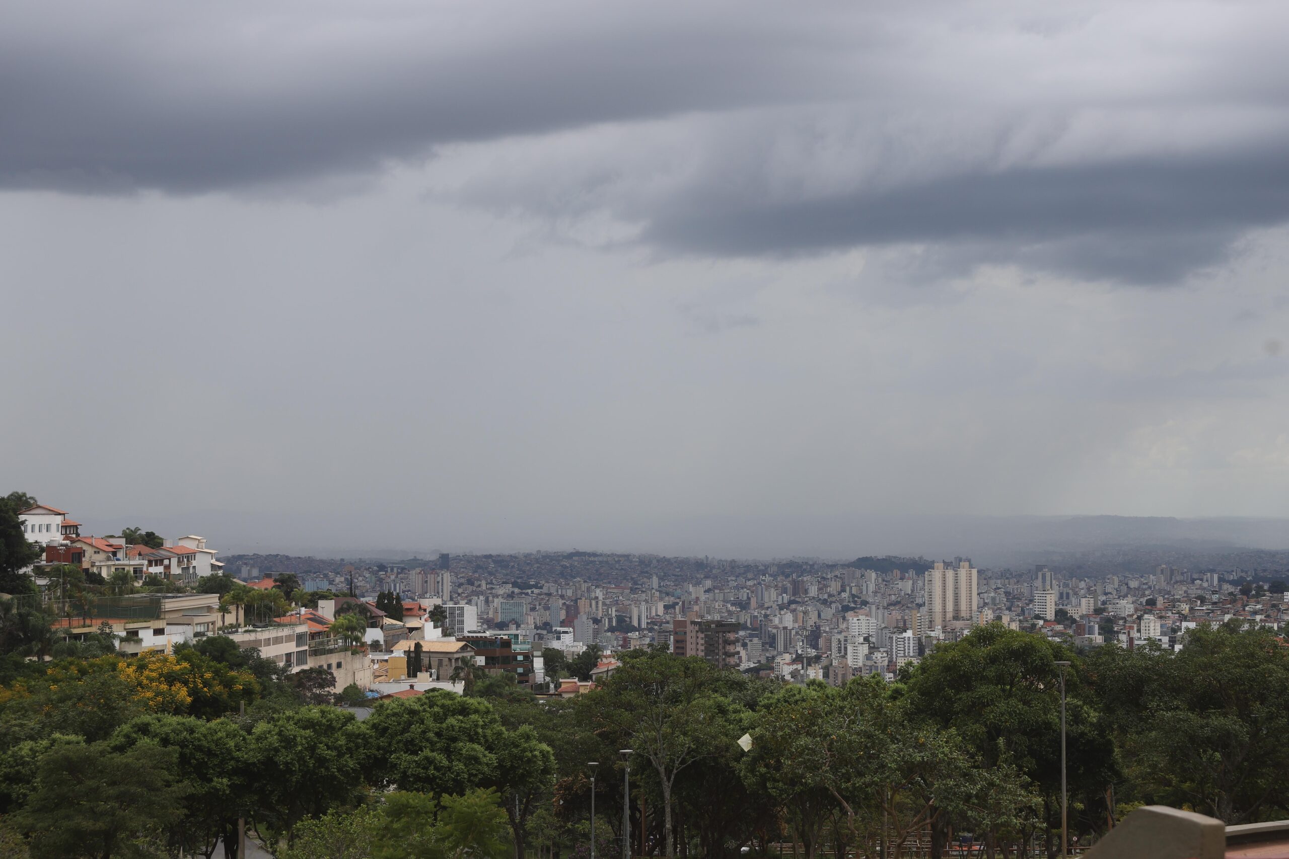 governo-de-minas-alerta-para-previsao-de-chuvas-fortes-neste-fim-de-semana-no-estado