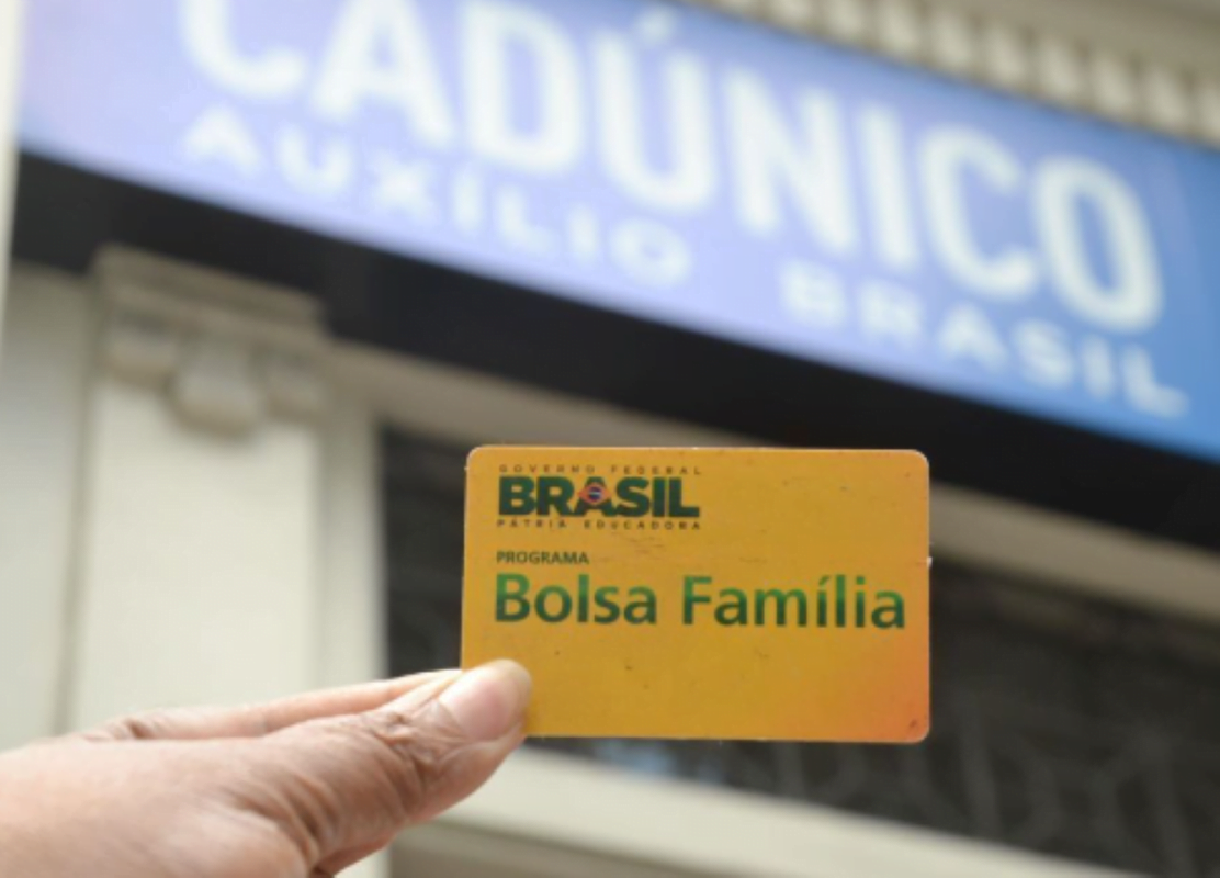 bolsa-familia-de-abril-com-duas-vitorias:-pagamento-antecipado-+-novo-valor;-confira-o-calendario-e-quem-sera-contemplado