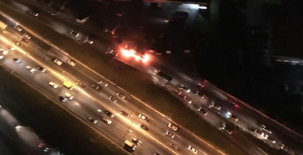 onibus-e-incendiado-no-anel-rodoviario,-em-belo-horizonte