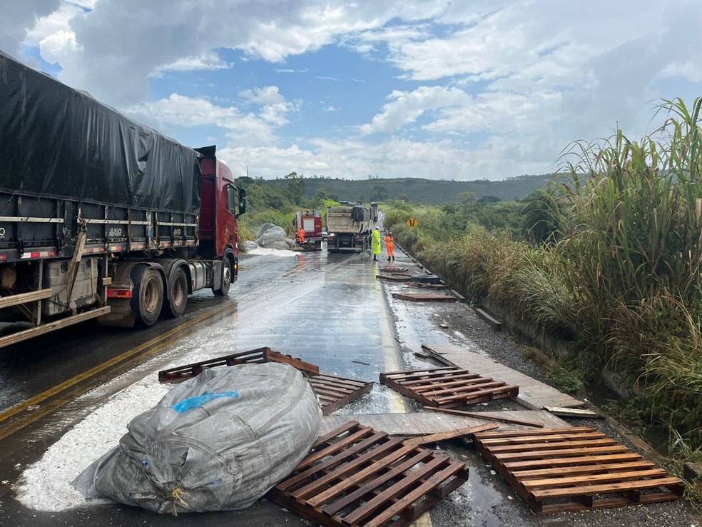 Carga ficou espalhada na via após acidente com carreta em Formiga — Foto: Corpo de Bombeiros/Divulgação