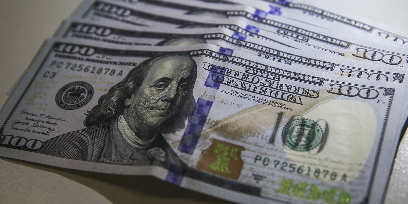 dolar-cai-para-r$-5,19,-mas-sobe-1,53%-na-semana