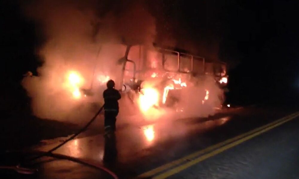 br-267-em-juiz-de-fora-e-liberada-apos-incendio-que-destruiu-onibus-que-transportava-estudantes