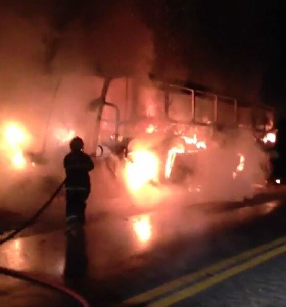 br-267-em-juiz-de-fora-e-liberada-apos-incendio-que-destruiu-onibus-que-transportava-estudantes