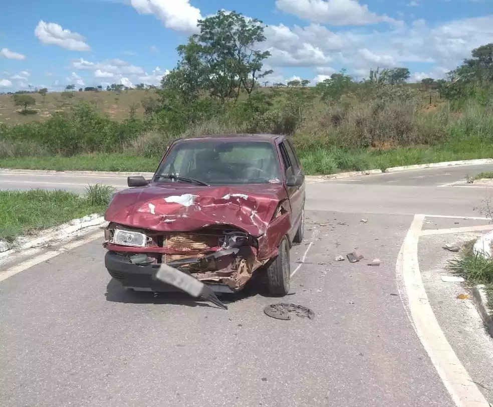 Acidente entre carro e ambulância na BR-494